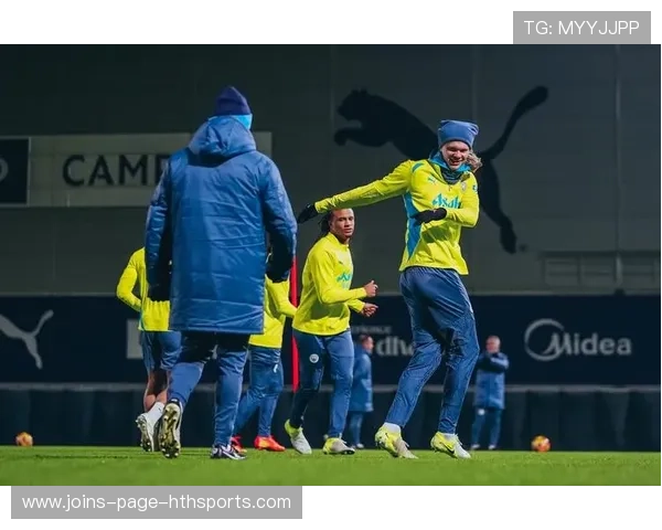 曼城弱侧突然加速推进，沃克的插上时机绝佳